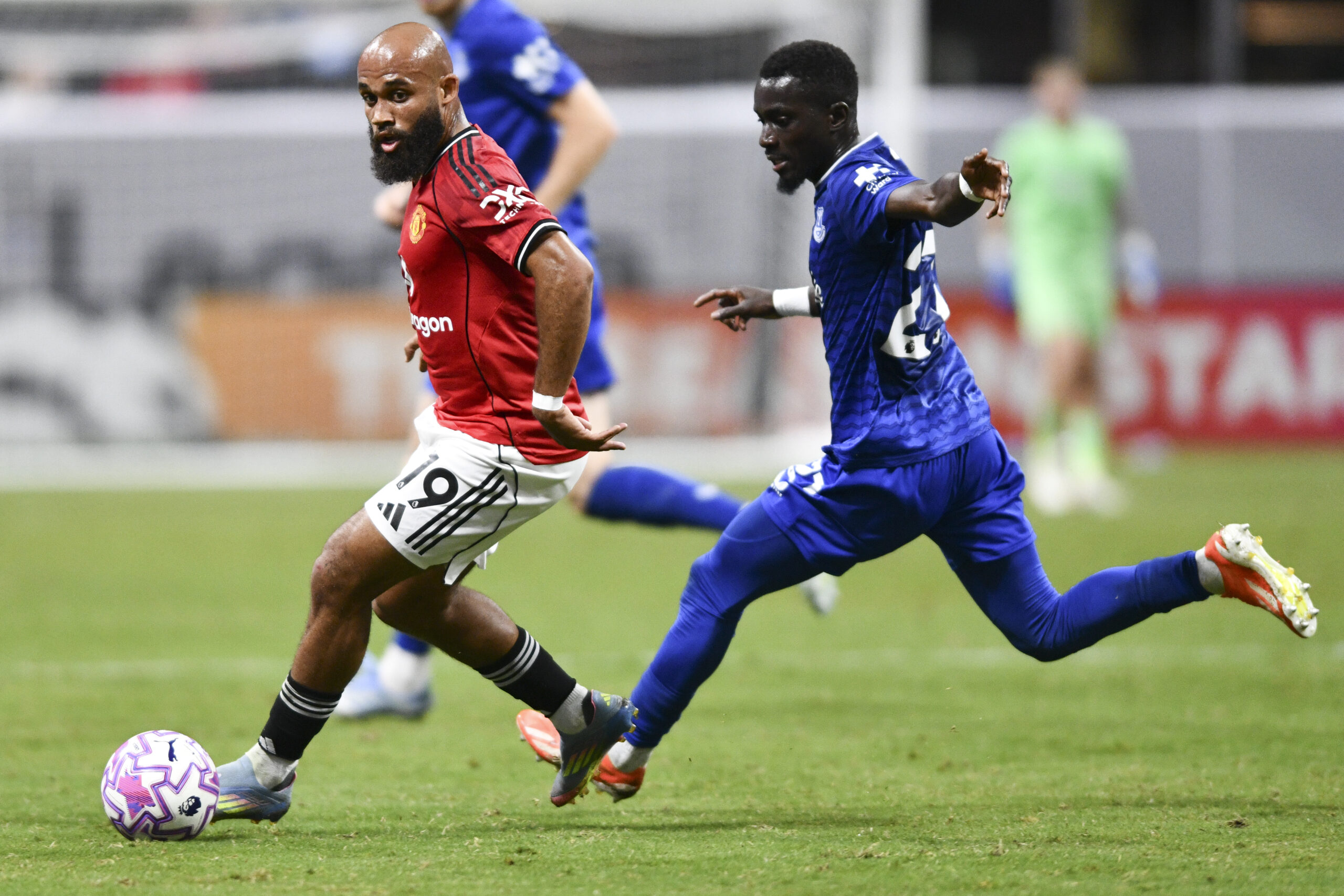 Manchester United look to continue momentum against Everton