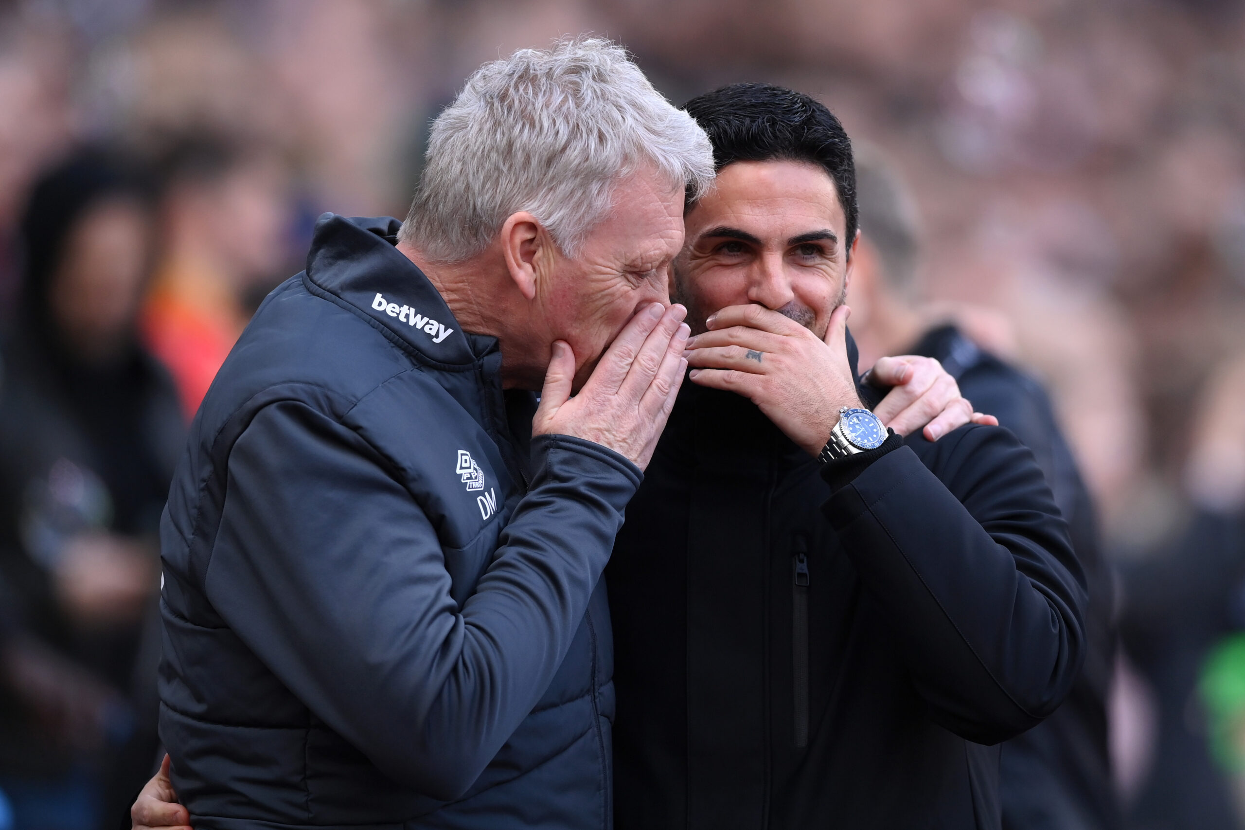 Arsenal Look to Stay on Top by Toppling Everton