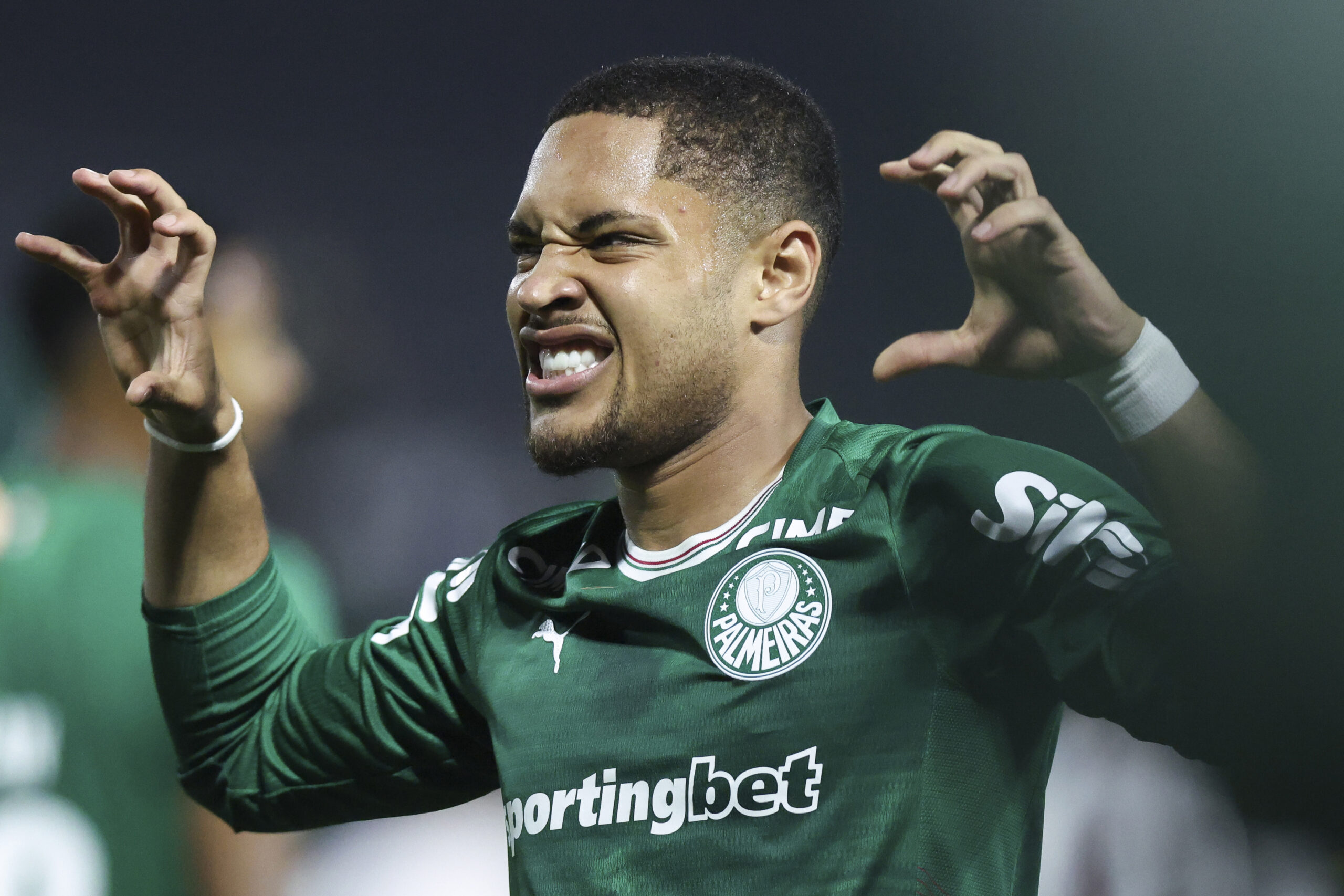 Vitor Roque Attracts Premier League Interest in an Unlikely Manner