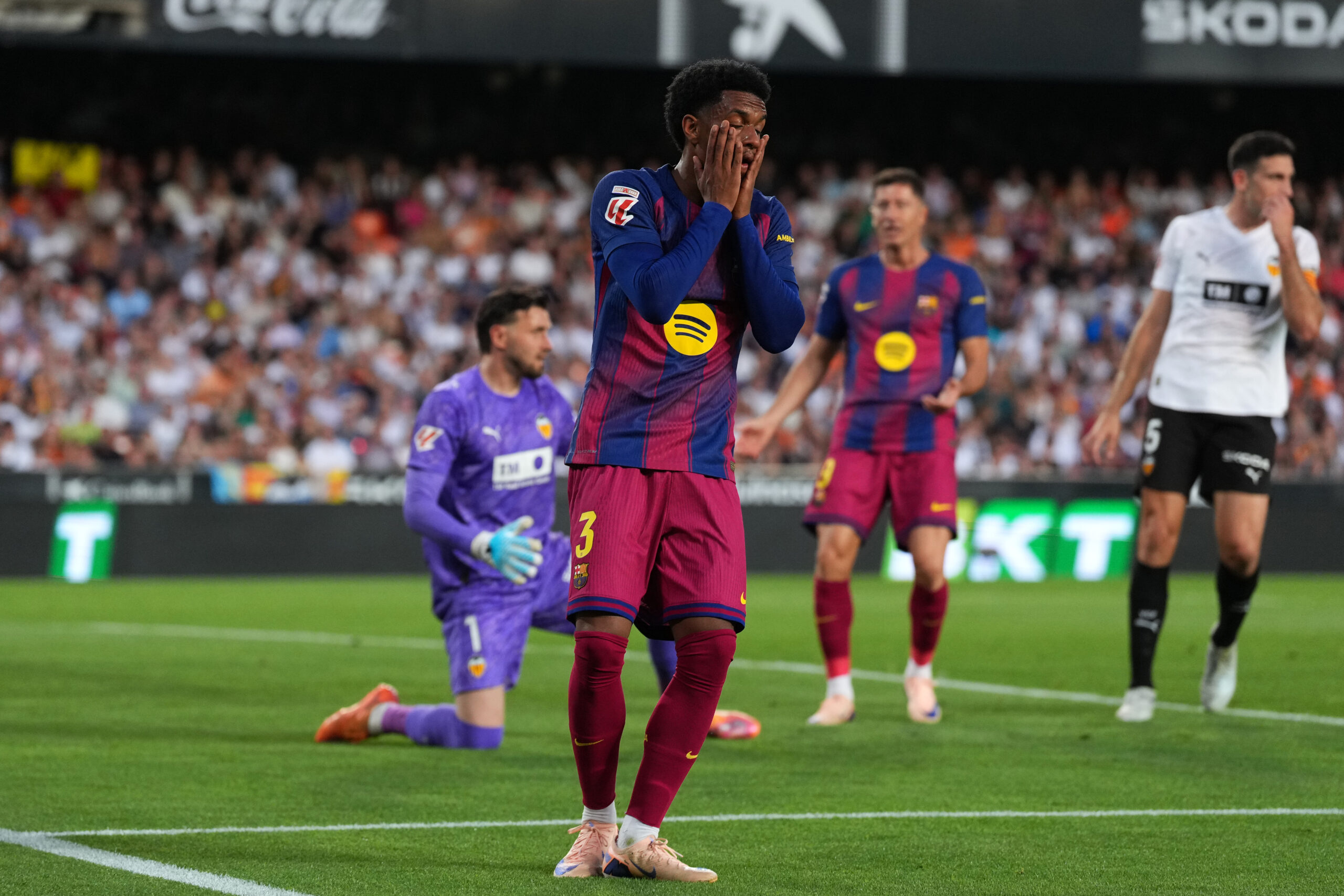 Hansi Flick Closes the Book on Alejandro Balde; Defender on the Market for a New Club